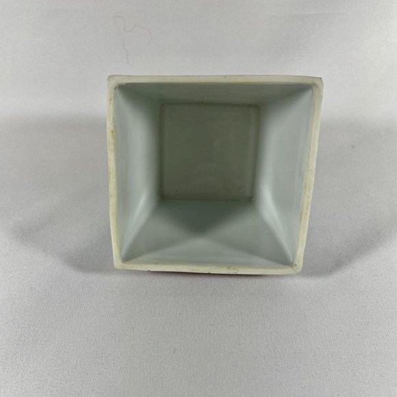 Vintage, Handcrafted, Chinese Porcelain Trinket Box in Ming Blue and Red Designs - Picture 7 of 8